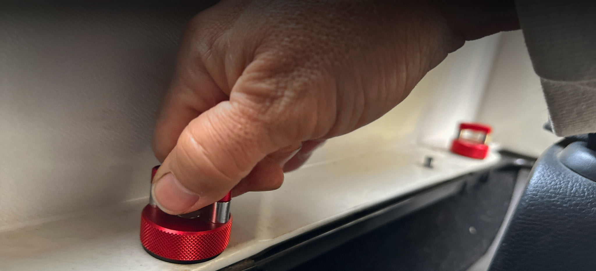 How Tight Should You Make Your Jeep or Bronco Hardtop Thumb Screws?